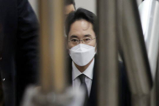 이재용 삼성전자 부회장이 18일 오후 서울 서초동 서울고등법원에서 열린 국정농단 사건 파기환송심 선고 공판에 출석하고 있다. 이 부회장은 이날 징역 2년 6개월의 실형을 선고받아 법정에서 구속됐다. <연합뉴스>